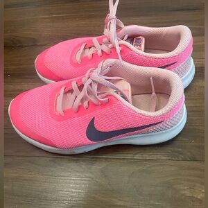 Nike Girl Shoes 👟 💕 Size 4youth
